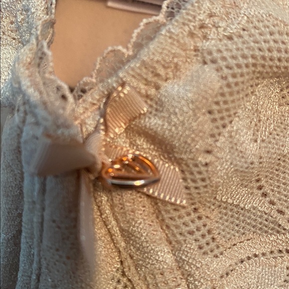 Victoria’s secret size 32G NWT body by Victoria - Picture 2 of 5